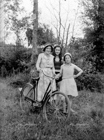 RVA-S-004739-0014 - Passeggiata in bicicletta - Data dello scatto: 1935 - Roger-Viollet/Alinari