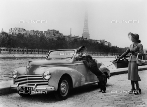 RVA-S-004879-0006 - Modelle con automobile Peugeot Cabriolet decapottabile a due posti, modello 203, presentata al salon de l'Auto - Data dello scatto: 10/1951 - Jacques Boyer / Roger-Viollet/Alinari