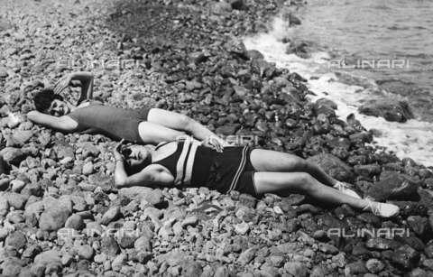 RVA-S-004960-0001 - Due giovani in spiaggia - Data dello scatto: 1925 ca. - Neurdein / Roger-Viollet/Alinari