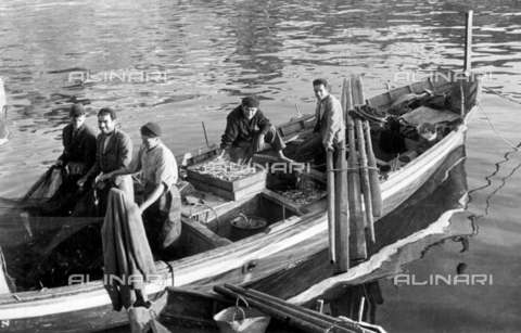 RVA-S-008943-0011 - Pesca delle sardine nel mar Mediterraneo - Data dello scatto: 1900-1910 - Jacques Boyer / Roger-Viollet/Alinari