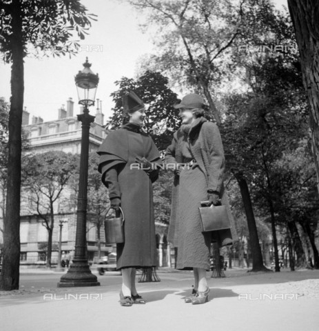 RVA-S-011698-0001 - Couple of young women wearing a coat by Italian-French designer Elsa Schiaparelli - Date of photography: 08/1934 - Boris Lipnitzki / Roger-Viollet/Alinari