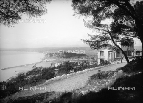 RVA-S-038651-0018 - Panorama di Nizza dalla strada del Mont Boron - Data dello scatto: 1926 - Jacques Boyer / Roger-Viollet/Alinari