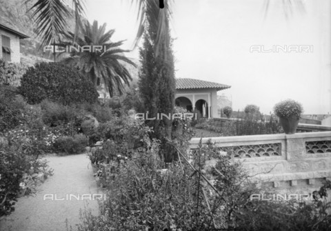 RVA-S-038652-0004 - Giardino fiorito di una villa a Mentone in Costa Azzurra - Data dello scatto: 1926 - Jacques Boyer / Roger-Viollet/Alinari