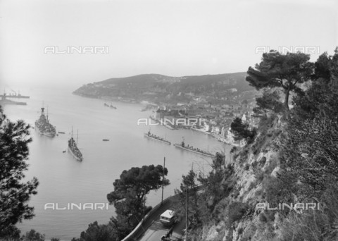 RVA-S-038652-0008 - Panorama del porto di Villefranche-sur-Mer e del Monte Boron vicino Nizza - Data dello scatto: 1926 - Jacques Boyer / Roger-Viollet/Alinari