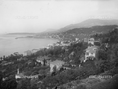 RVA-S-038652-0009 - Panorama di Mentone da Garavan - Data dello scatto: 1926 - Jacques Boyer / Roger-Viollet/Alinari