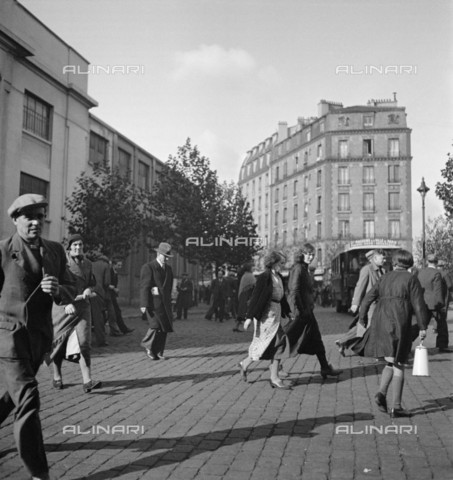 RVA-S-060290-0001 - Operai che lasciano la fabbrica di automobili Renault a Boulogne-Billancourt. Fotografia conservata alla Bibliothèque historique de la Ville de Paris - Data dello scatto: 1935-1938 - Marcel Cerf/BHVP / Roger-Viollet/Alinari