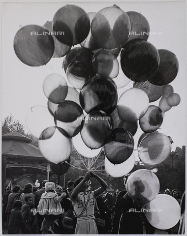 RVA-S-072398-0037 - Vendita di palloncini al luna park durante la Foire du Trà´ne a Parigi. Fotografia conservata alla Bibliothèque historique de la Ville de Paris - Data dello scatto: 1952 - Jean Marquis / BHVP / Roger-Viollet/Alinari