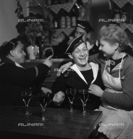 RVA-S-086926-0029 - Marinai al cabaret - Data dello scatto: 1935 ca. - Gaston Paris / Roger-Viollet/Alinari