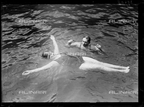 RVA-S-190668-0019 - Lezione di nuoto nella piscina galleggiante Deligny vicino alla Senna lungo il Quai Anatole-France di Parigi (VII arrondissement). Fotografia proveniente dalla raccolta della rivista "Excelsior" - Data dello scatto: 13/07/1920 - Excelsior â L'Equipe / Roger-Viollet/Alinari