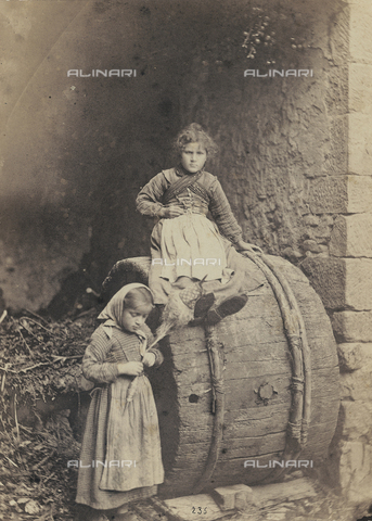 SCC-F-001260-0000 - Bambine in un casolare della campagna toscana - Data dello scatto: 1870-1875 - Archivi Alinari, Firenze