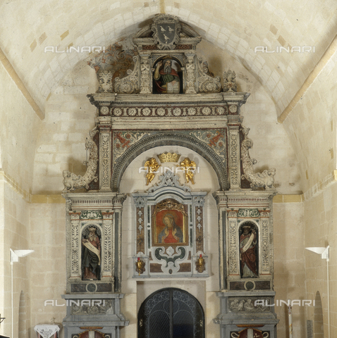 SEA-S-MT1992-0003 - Altare maggiore all'interno del Santuario della Madonna di Picciano, La Martella, Matera - Data dello scatto: 1992 - Archivi Alinari, Firenze