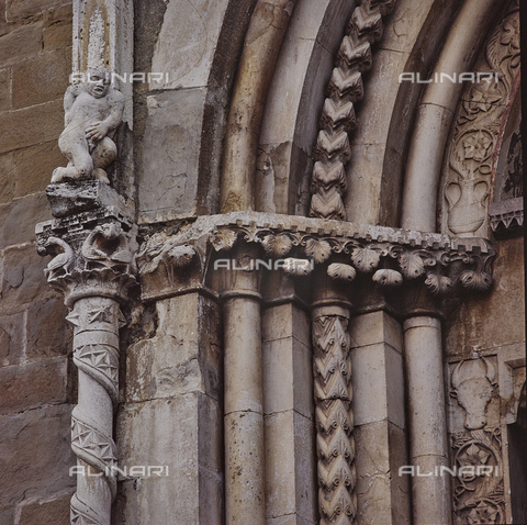 SEA-S-RI1994-0004 - Particolare del portale della chiesa di San Francesco ad Amatrice - Data dello scatto: 1994 - Archivi Alinari, Firenze