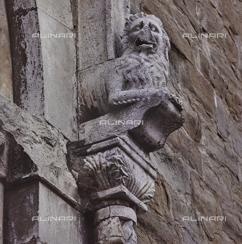 SEA-S-RI1994-0006 - Particolare del portale della chiesa di San Francesco ad Amatrice - Data dello scatto: 1994 - Archivi Alinari, Firenze
