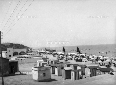TCA-F-000165-0000 - Cabine e ombrelloni sulla spiaggia di Termoli - Data dello scatto: 1910-1920 - Archivi Alinari, Firenze