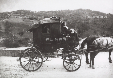 TCA-F-000166-0000 - Carrozza sulla strada per Sassinoro - Data dello scatto: 1909 - Archivi Alinari, Firenze