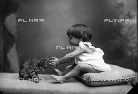 TCA-F-000702-0000 - Bambina con gatto - Data dello scatto: 1913 - Archivi Alinari, Firenze