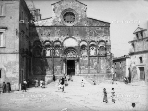 TCA-F-001599-0000 - La cattedrale di Santa Maria della Purificazione, Termoli - Data dello scatto: 1910 - Archivi Alinari, Firenze
