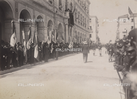 TCA-F-00168V-0000 - Folla in attesa del passaggio dei sovrani - Data dello scatto: 23/08/1905 - Archivi Alinari, Firenze