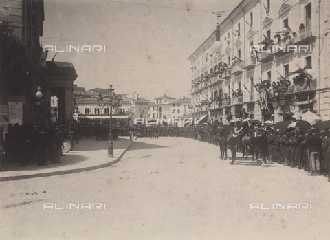 TCA-F-00169V-0000 - Folla in attesa del passaggio dei sovrani - Data dello scatto: 23/08/1905 - Archivi Alinari, Firenze