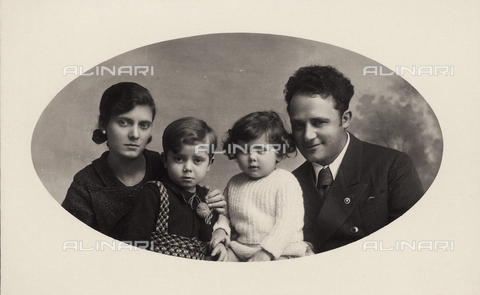 TCA-F-00440V-0000 - Ritratto della famiglia Leoni, Campobasso - Data dello scatto: 1920 ca. - Archivi Alinari, Firenze