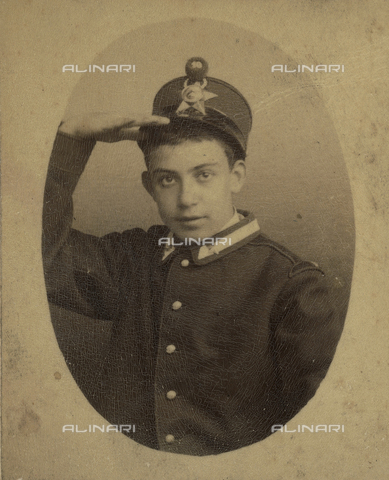 TCA-F-00535V-0000 - Alfredo Trombetta ragazzino con divisa da soldato, mentre fa il saluto militare - Data dello scatto: 1890 - Archivi Alinari, Firenze