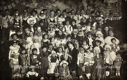 TCA-F-00844V-0000 - Gruppo di bambini e ragazzi in maschera nel teatro sociale di Campobasso per il veglione pro Asilo di Mendicità - Data dello scatto: 1929 - Archivi Alinari, Firenze