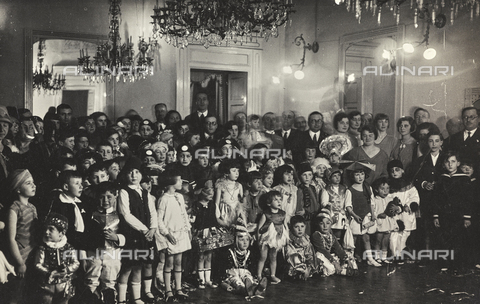 TCA-F-00845V-0000 - Gruppo di bambini e adulti in maschera al circolo Sannitico di Campobasso per il veglione pro Ospedale Cardarelli - Data dello scatto: 1929 - Archivi Alinari, Firenze