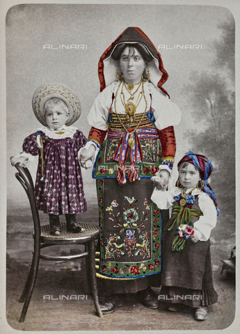 TCA-F-00954V-0000 - Donna in costume di Baranello con i figli - Data dello scatto: 1880 ca. - Archivi Alinari, Firenze