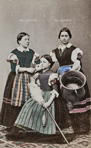 TCA-F-01067V-0000 - Donne in abiti tradizionali di Riccia - Data dello scatto: 1870 ca. - Archivi Alinari, Firenze
