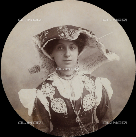 TCA-F-0989BV-0000 - Amelia Trombetta in costume di Roccamandolfi - Data dello scatto: 1902 - Archivi Alinari, Firenze