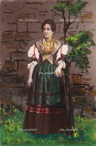 TCA-F-1052BV-0000 - Donna in abiti tradizionali di Jelsi - Data dello scatto: 1870 ca. - Archivi Alinari, Firenze