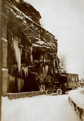 TCB-F-000355-0000 - Local bus on the road to Courmayeur, in the background a cliff wall - Date of photography: 1910 ca. - Touring Club Italiano/Alinari Archives Management