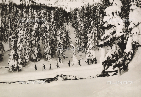 TCB-F-000597-0000 - Cross country sking at La Thuile - Date of photography: 1900 ca. - Touring Club Italiano/Alinari Archives Management