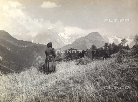 TCB-F-000657-0000 - Contadini nei campi a Pré-Saint-Didier con sullo sfondo il Monte Bianco - Data dello scatto: 1930 ca. - Touring Club Italiano/Gestione Archivi Alinari