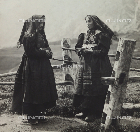 TCB-F-000999-0000 - Girls in traditional clothing in Cogne - Date of photography: 1930-1940 ca. - Touring Club Italiano/Alinari Archives Management