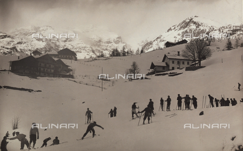 TCB-F-001027-0000 - Skiers at Gressoney La Trinité - Date of photography: 1940 ca. - Touring Club Italiano/Alinari Archives Management