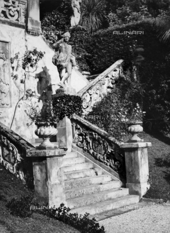 TCC-F-018090-0000 - Uno scalone del giardino di Villa Monastero - Data dello scatto: 1953-1954 - Touring Club Italiano/Gestione Archivi Alinari