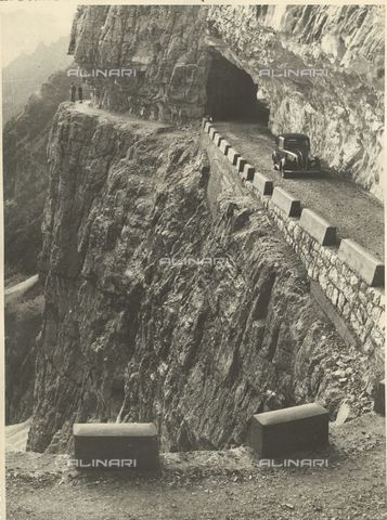 TCD-F-005498-0000 - Monte Pasubio, particolare della nuova "Strada degli Eroi" a strapiombo sulla Val Canale - Data dello scatto: 1935 ca. - © Touring Club Italiano / Archivi Alinari