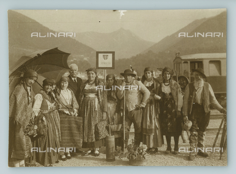 TCI-F-A04469-0000 - Europe, Italy, piedmont, turin, the Vigezzo group in traditional costumes, 1920 1930 - Touring Club Italiano/Alinari Archives Management