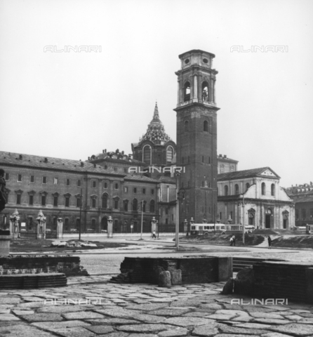 TCI-F-A10343-0000 - Piazza San Giovanni with the Cathedral of San Giovanni Battista and the Bell Tower in Turin - Date of photography: 1957 ca. - © Touring Club Italiano / Alinari Archives