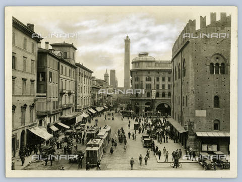 TCI-F-I00215-0000 - Via Rizzoli, Bologna, Emilia Romagna, 1920 1930 - Touring Club Italiano/Alinari Archives Management