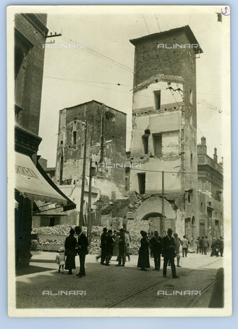 TCI-F-I00259-0000 - towers riccadonna and mugwort during insulation work, bologna, Emilia Romagna, 1910 1920 - Touring Club Italiano/Alinari Archives Management