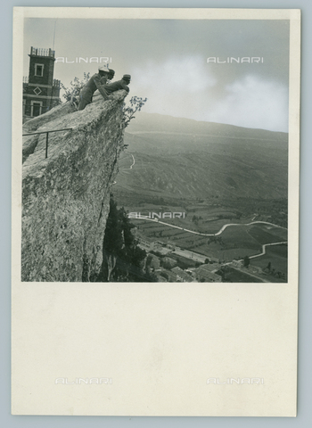 TCI-F-I12372-0000 - europe, republic of San Marino, men admire the view from a ledge, 1949 - Touring Club Italiano/Alinari Archives Management