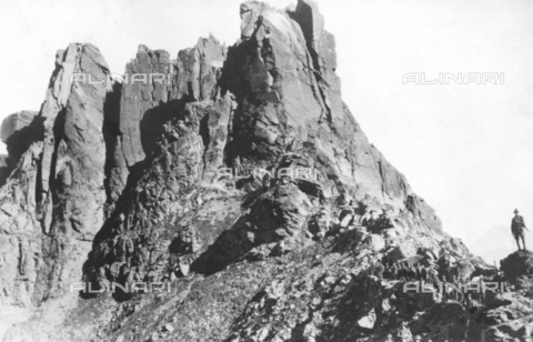 TCI-S-000212-AR05 - Group of Alpine troops near a rocky wall - © Touring Club Italiano / Alinari Archives