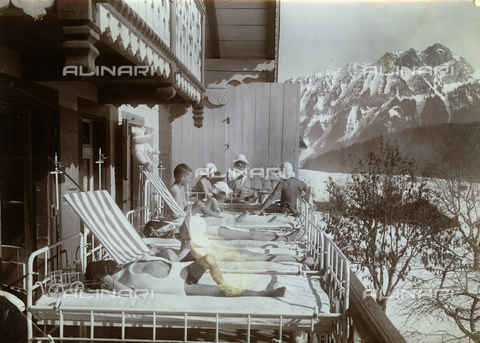 TCI-S-000223-AR09 - Sunlight therapy in the Alps - Date of photography: 1900-1910 - Touring Club Italiano/Alinari Archives Management