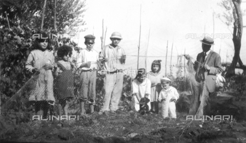 TCI-S-000332-AR10 - Quail hunting, children with a hunting net - Date of photography: 1950 ca. - Touring Club Italiano/Alinari Archives Management