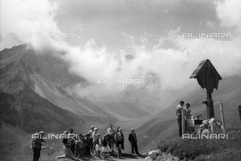 TCI-S-000619-AR09 - Celebrazione della Messa sul monte Viridio - Data dello scatto: 1956-1957 - Touring Club Italiano/Gestione Archivi Alinari