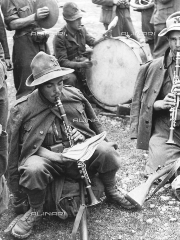 TCI-S-000656-AR05 - Alpini during the execution of a piece of music in Trento - Date of photography: 1965 ca. - © Touring Club Italiano / Alinari Archives