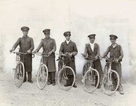 TCI-S-001274-AR01 - The "Five Musketeers" from Spoleto, the attendants at the disinfestation against the flies - Date of photography: 1930 ca. - Touring Club Italiano/Alinari Archives Management