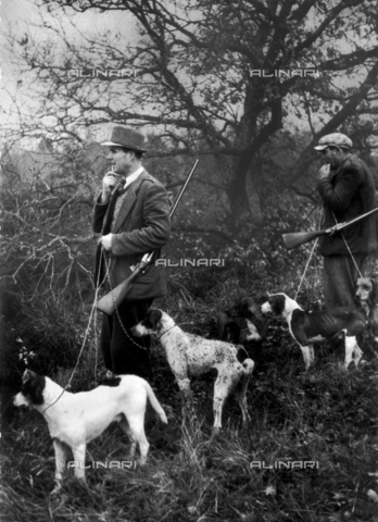 TCI-S-002382-AR10 - Wild boar hunting: Calling the dogs together after killing the boar - Date of photography: 1950 ca. - Touring Club Italiano/Alinari Archives Management